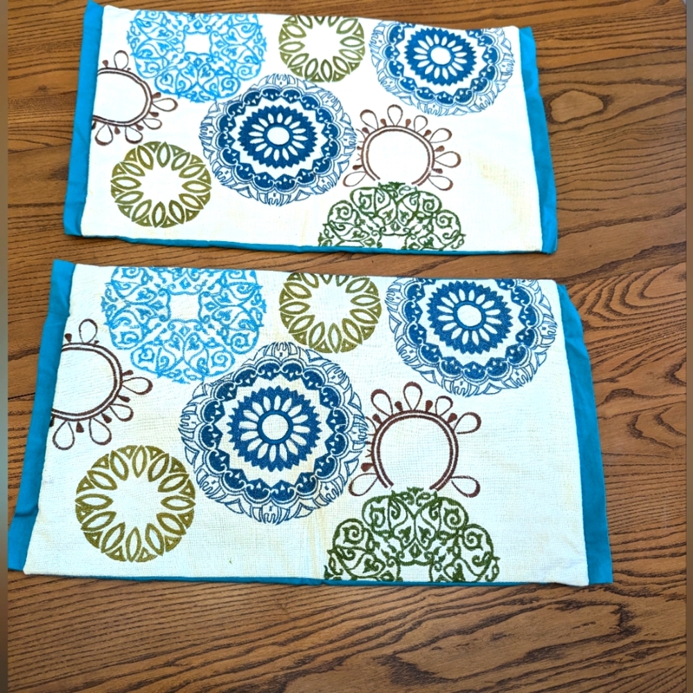 Pier 1 . Blue and Cream  Patterned Throw Pillow cases. Zippered. 21 X …